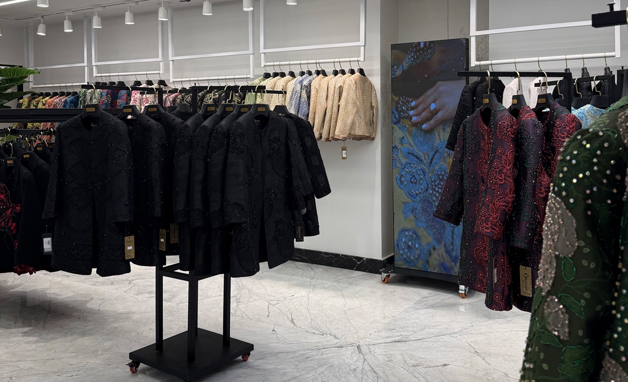 نگهداری و شست‌وشوی لباس‌های سنگ‌دوزی‌شده | نکات تخصصی برند عروجی