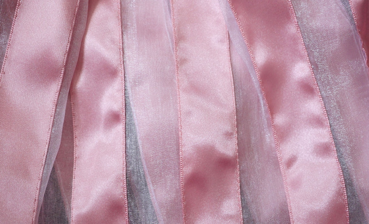 پارچه‌های براق دوباره ترند شدند؛ جهش استفاده از متالیک، شاین و ژاکاردهای درخشان در کالکشن‌های ۲۰۲۵