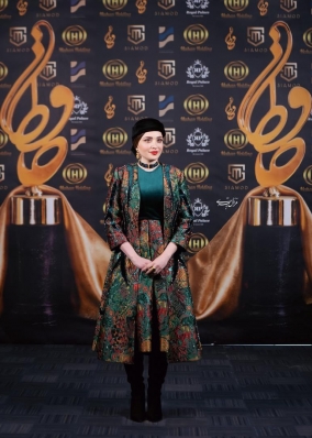 از طراحی تا لحظه دریافت جایزه؛ روایت خلق مانتوی اختصاصی مزون عروجی برای بهنوش طباطبایی روی صحنه